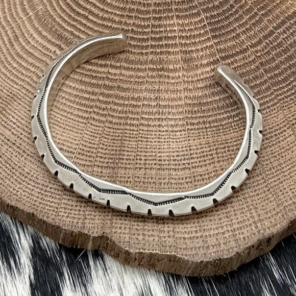 1990s Native American NAVAJO Sterling Carinated Cuff Bracelet Hash & Zig Zag - Picture 2 of 4